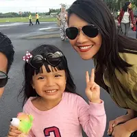 Hubungan Denada dan Ihsan Tarore terlihat makin lengket. Hal itu bisa dilihat saat keduanya berada di Mamuju, Sulawesi Barat. Beberapa foto menunjukkan bahwa keduanya makin intim. (Instagram/denadaindonesia)