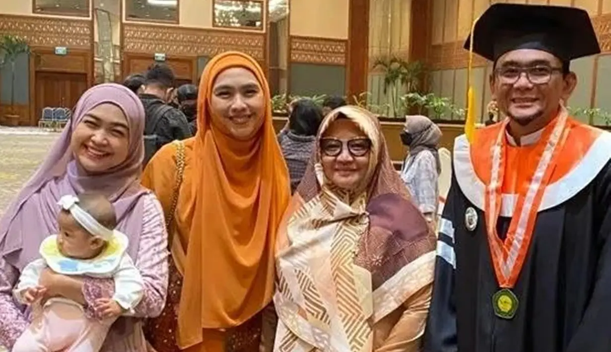 Pendakwah 50 tahun ini juga mengabadikan momen dengan berfoto bareng Oki Setiana Dewi dan Ria Ricis. Dalam momen tersebut, Ricis turut membawa serta baby Moana. Ia turut merasa terharu dan berbahagia melihat sang kakak telah lulus S3. Bahkan, istri Teuku Ryan itu mengaku termotivasi. (Liputan6.com/IG/@subkialbughury_)