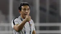 Pelatih Timnas Indonesia, Bima Sakti, memberikan instruksi saat melawan Timor Leste pada laga Piala AFF 2018 di SUGBK, Jakarta, Selasa (13/11). Indonesia menang 3-1 atas Timor Leste. (Bola.com/M. Iqbal Ichsan)