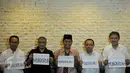 Ki-ka: Sebastian Salang, Romo Benny Susatyo, Ray Rangkuti, Ari Nucahyo dan Jerry Sumampow saat menggelar konferensi pers terkait Setya Novanto, Jakarta, Minggu (29/11/2015). Koalisi Bongkar Mafia Parlemen mendesak Setnov mundur.(Liputan6.com/Johan Tallo) 
