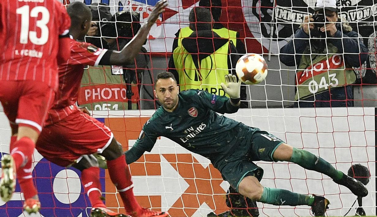 Kiper Arsenal, David Ospina gagal membendung sepakan penalti pemain FC Cologne, Sehrou Guirassy pada laga grup H Liga Europa di Rhein  Energie Stadium, Cologne, (23/11/2017). Arsenal kalah 0-1. (AP/Martin Meissner)