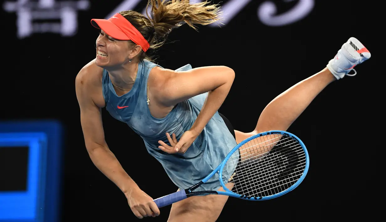 Petenis Rusia Maria Sharapova menggembalikan bola pukulan Caroline Wozniacki asal Denmark pada pertandingan babak ketiga Australia Open di Melbourne Park, Australia (18/1). Sharapova menang tiga set 6-4 4-6 6-3. (AFP Photo/William West)