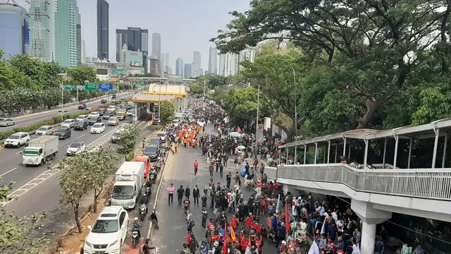 Mahasiswa menuju ke gedung DPR, Senin (30/9/2019). (Liputan6.com/Yopi Makdori)