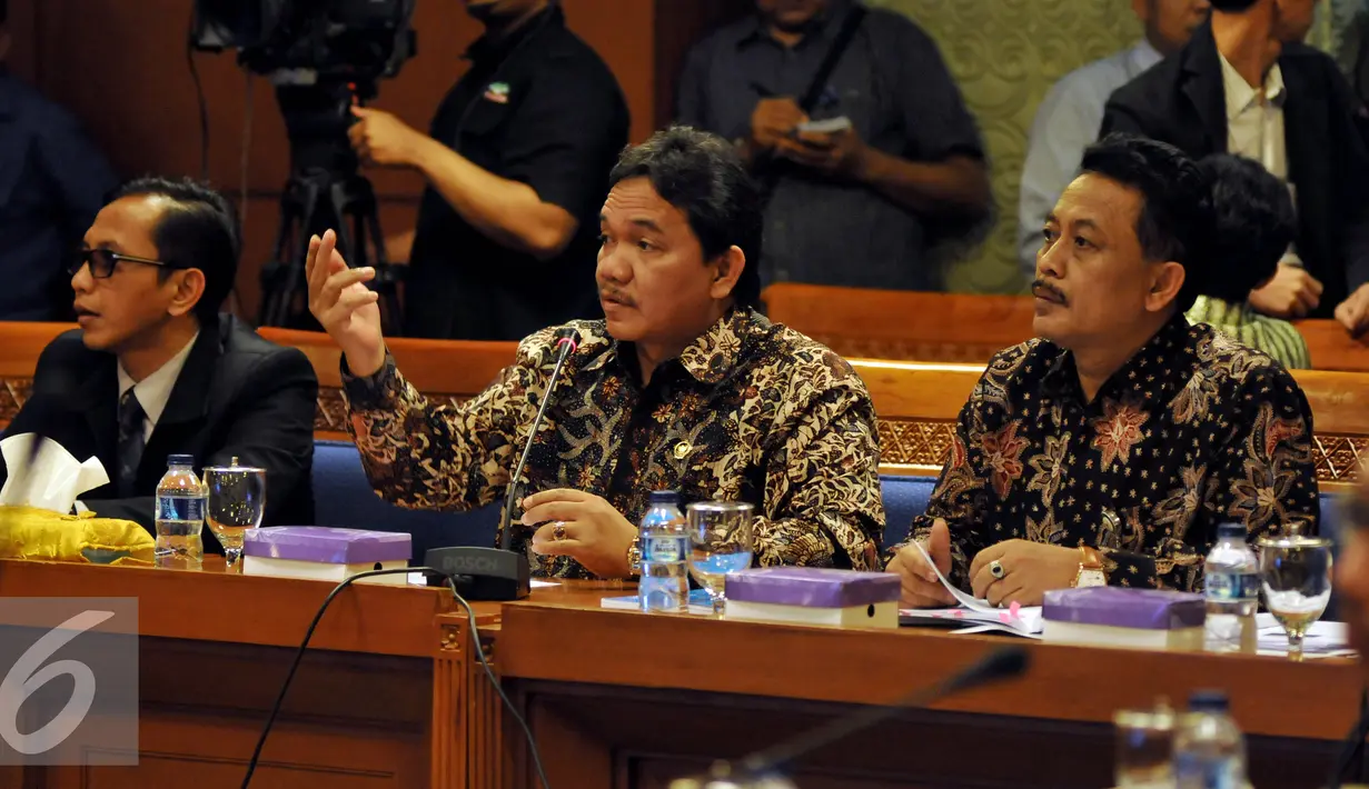 Anggota BPK Achsanul Qosasi (tengah) mengikuti rapat dengan Pansus Pelindo II di Jakarta, Kamis (22/10/2015). Pansus Pelindo meminta hasil audit BPK terhadap perusahaan  yang diduga merugikan negara dalam kasus Pelindo II. (Liputan6.com/Johan Tallo)
