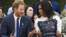 Pangeran Harry dan Michelle Obama berbincang saat menghadiri sebuah acara di Fort Belvoir, Virginia, Rabu (28/10). Pertemuan ini diadakan untuk mendukung pelaksanaan Invictus Games Orlando 2016 kepada para tentara yang terluka. (AFP PHOTO/SAUL Loeb)