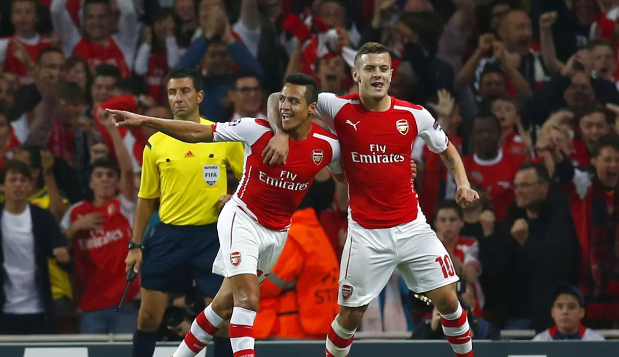 Pemain depan Arsenal, Alexis Sanchez (tengah) merayakan golnya ke gawang Besiktas di ajang play-off Liga Champions di Stadion Emirates, London, (28/8/2014). (REUTERS/Eddie Keogh)