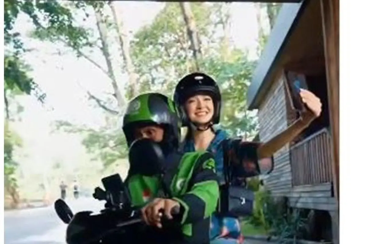 Momen driver ojol Babeh Ary bonceng Raline Shah. (Sumber: Instagram/ralineshah)