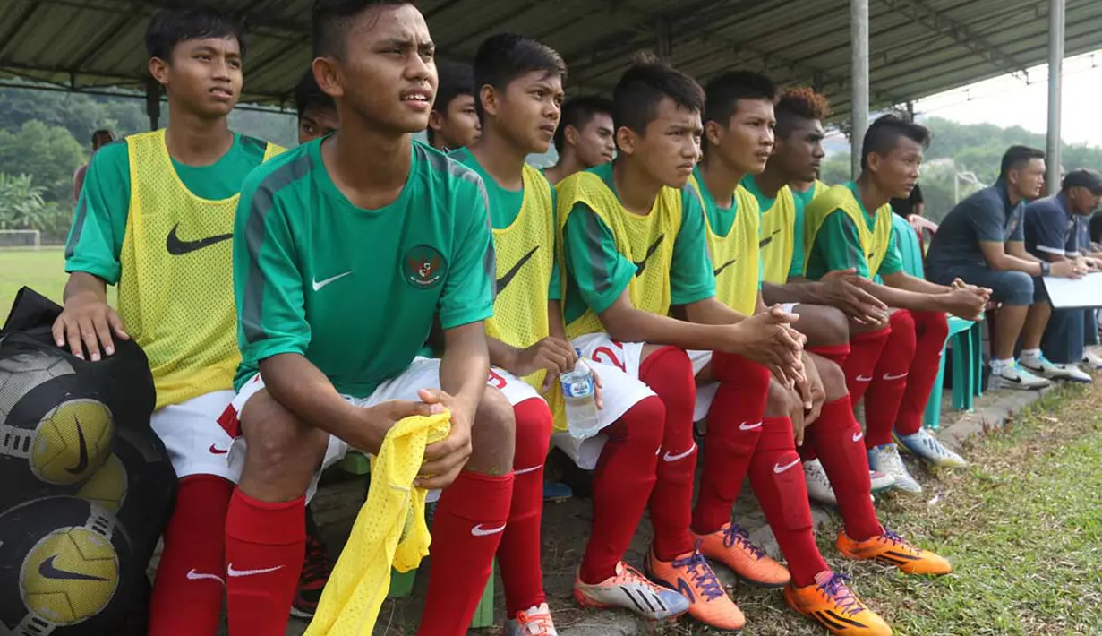 Pemain cadangan Timnas Indonesia U16 memperhatikan rekan-rekannya bertanding saat ujicoba melawan Jepang U16 di Lapangan Padepokan Voli Indonesia di Sentul, Bogor.