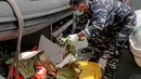 Tim SAR mengevakuasi kantong jenazah berisi puing, pakaian, dan bagian tubuh manusia pascajatuhnya pesawat Sriwijaya Air SJ 182 di perairan Kepulauan Seribu, Jakarta, Selasa (12/1/2021). Temuan tersebut akan dibawa dan dikumpulkan ke Pelabuhan JICT II. (Liputan6.com/Faizal Fanani)