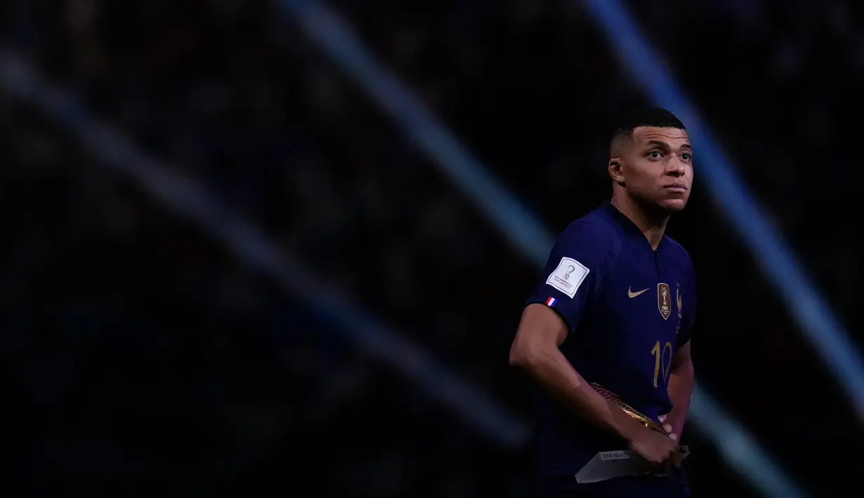 Ekspresi pemain Prancis Kylian Mbappe saat memegang penghargaan Sepatu Emas usai melawan Prancis pada pertandingan sepak bola final Piala Dunia 2022 di Stadion Lusail, Lusail, Qatar, 18 Desember 2022. Argentina menang 4-2 dalam adu penalti melawan Prancis setelah pertandingan berakhir imbang 3 -3. (AP Photo/Manu Fernandez)