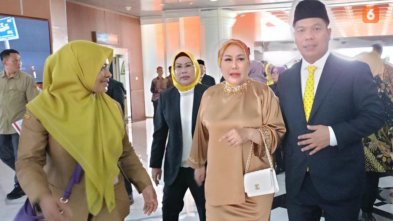 Ratu Atut Chosiyah, (baju cokelat), Saat Datang di DPRD Banten. (Senin, 02/09/2024). (Yandhi Deslatama/Liputan6.com).