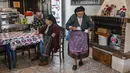 Para perempuan Olympos yang lebih tua secara tradisional mengenakan kostum bersulam yang terdiri dari celemek bermotif bunga, kerudung, dan sepatu bot kulit. (Louisa GOULIAMAKI / AFP)