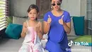 Bersama anak semata wayangnya yang bernama  Alexa Jubaedah, Lia Waode kerap membagikan momen manis melalui media sosialnya. Salah satunya dengan membuat video TikTok bareng. Paras bule sang buah hati pun ikut mencuri perhatian. (Liputan6.com/TikTok/@liawaode)