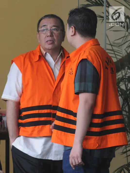 Tersangka selaku cagub Sulawesi Tenggara Asrun (belakang) seusai menjalani pemeriksaan di Gedung KPK, Jakarta, Jumat (27/4). Asrun diperiksa sebagai tersangka kasus suap pengadaan barang dan jasa di Pemkot Kendari tahun 2017-2018 (Merdeka.com/Dwi Narwoko)
