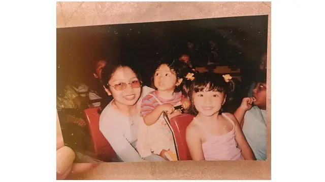 Nikita Willy sudah fotogenik sejak kecil, senyumannya begitu kharismatik.