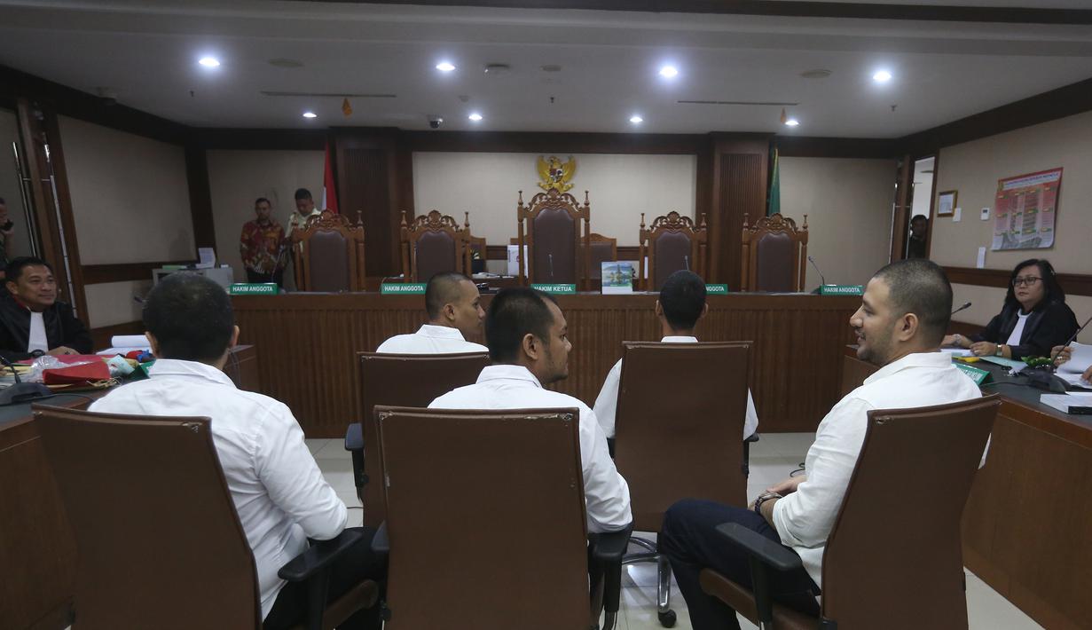 Untuk keperluan sidang tatap muka ini, Ammar Zoni dipindahkan sementara dari Lapas Nusakambangan ke Lapas Narkotika Cipinang, Jakarta Timur. Tampak dalam foto, Pesohor Muhammad Ammar Akbar alias Ammar Zoni (kanan) saat dihadirkan secara langsung pada persidangan terkait kasus peredaran narkotika di dalam Lembaga Pemasyarakatan (Lapas) Salemba di Pengadilan Negeri Jakarta Pusat, Kamis (18/12/2025). (merdeka.com/Arie Basuki)