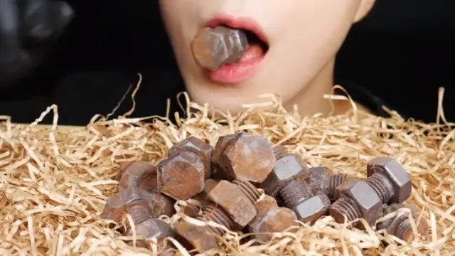 youtuber makan spons