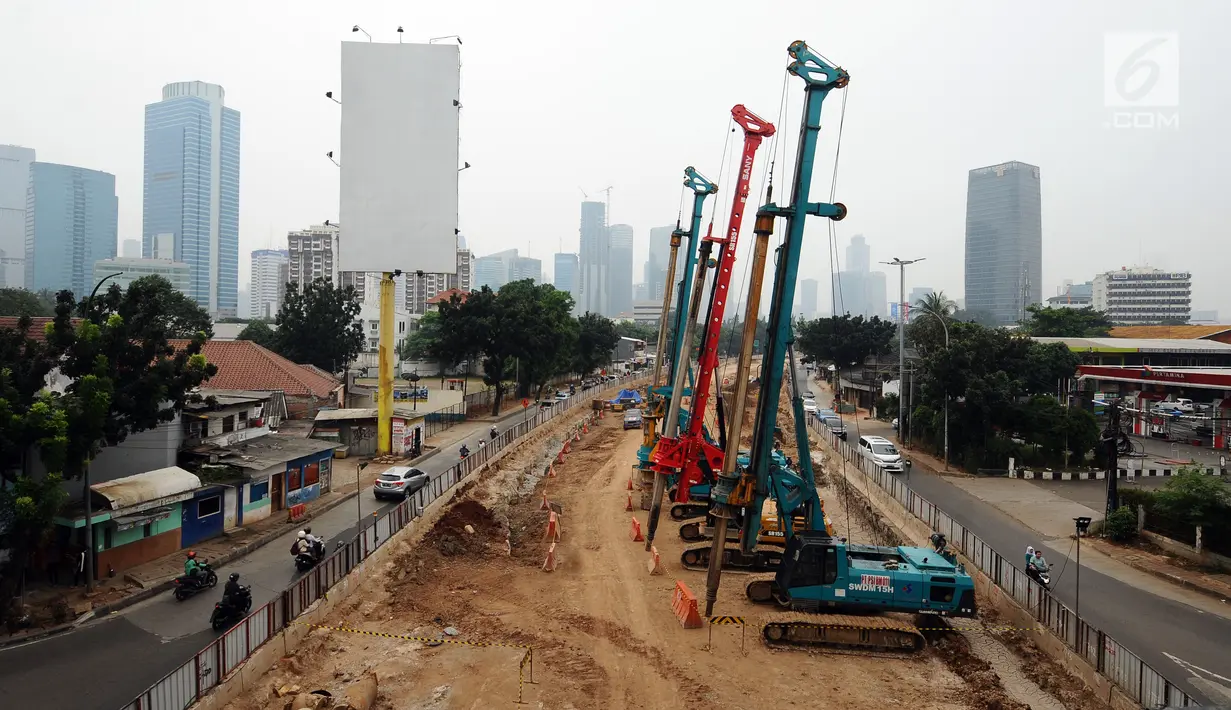 Sejumlah alat berat terparkir di area pembangunan underpass Mampang Prapatan, Jakarta, Sabtu (24/6). Terkait libur Hari Raya Idul Fitri 1438 H, aktivitas pembangunan underpass Mampang Prapatan dihentikan sementara. (Liputan6.com/Helmi Fithriansyah)