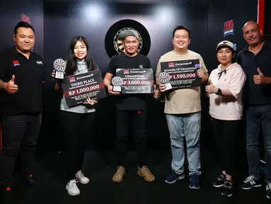 GM Business Development and Content IEG Bela Fonti, Jessica Christina (Juara 3), Tirta Suparjo (Juara 1), Frangky Yohanes (Juara 2), Direktur ATVI Melitina, dan GM Operation Eastern Promise Lens Teur We (kiri ke kanan) berfoto bersama usai memberikan hadian kepada para pemenang Darts National Competition Series 01 di Eastern Promise, Kemang, Jakarta, Sabtu (2/3/2024). (Liputan6.com/Angga Yuniar)