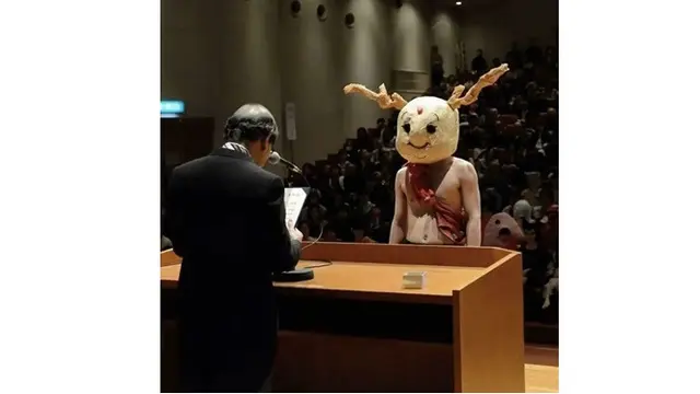 7 Potret Kompak Mahasiswa Jadi Cosplayer di Acara Wisuda, Pakai Atribut Unik