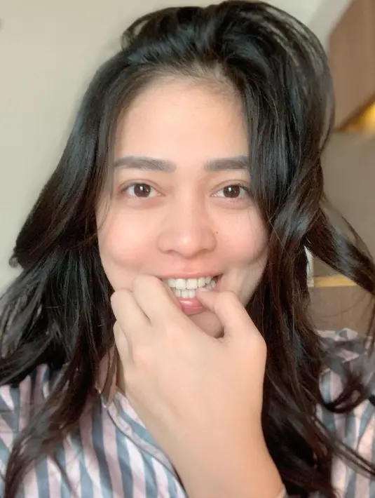 Gracia Indri menjadi salah satu selebriti yang tak segan memperlihatkan wajah natural tanpa makeup. Ketika bangun tidur, ia pun melakukan selfie dan mengunggahnya di akun Instagram. Tak sedikit netizen yang memujinya awet muda dan cantik. (Liputan6.com/IG/@Gracia Indri)