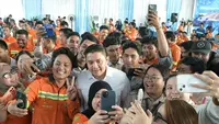 Diserbu Karyawan Buat Foto, Seskab Teddy Nyaris Ditinggal Rombongan Prabowo