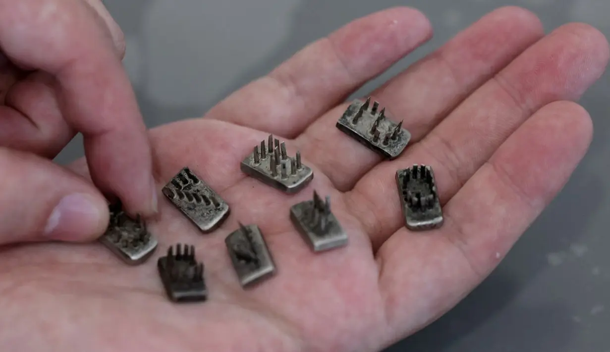 Stempel tato yang digunakan Nazi pada Yahudi dan narapidana Auschwitz lainnya dipajang di Yerusalem, 8 November 2021. Lelang stempel tato tersebut dihentikan menyusul banding dari kelompok yang selamat dari Holocaust. (EMMANUEL DUNAND/AFP)