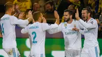 Pemain Real Madrid, Gareth Bale bersama rekan setimnya berselebrasi setelah mencetak gol ke gawang Borussia Dortmund dalam lanjutan Liga Champions di Signal Iduna Park, Rabu (27/9). Satu gol Bale mewarnai kemenangan Real Madrid 3-1. (AP/Michael Probst)