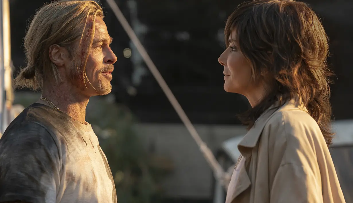 Gambar yang dirilis oleh Sony Pictures ini menunjukkan Brad Pitt (kiri) dan Sandra Bullock dalam sebuah adegan film Bullet Train. Para pembunuh lain yang turut terlibat dalam lawan main Brad Pitt dalam film ini adalah  Lemon (Brian Tyree Henry), Tangerine (Aaron Taylor Johnson), Prince (Joey King), Hornet (Zazie Beetz), dan Wolf (Bad Bunny). (Scott Garfield/Sony Pictures via AP)