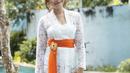 Ibu satu anak ini pun tampil mengenakan kebaya kutu baru putih dipadu obi orange khas perempuan Bali. Dengan bawahan kain lilitnya. (@itsrossa910)