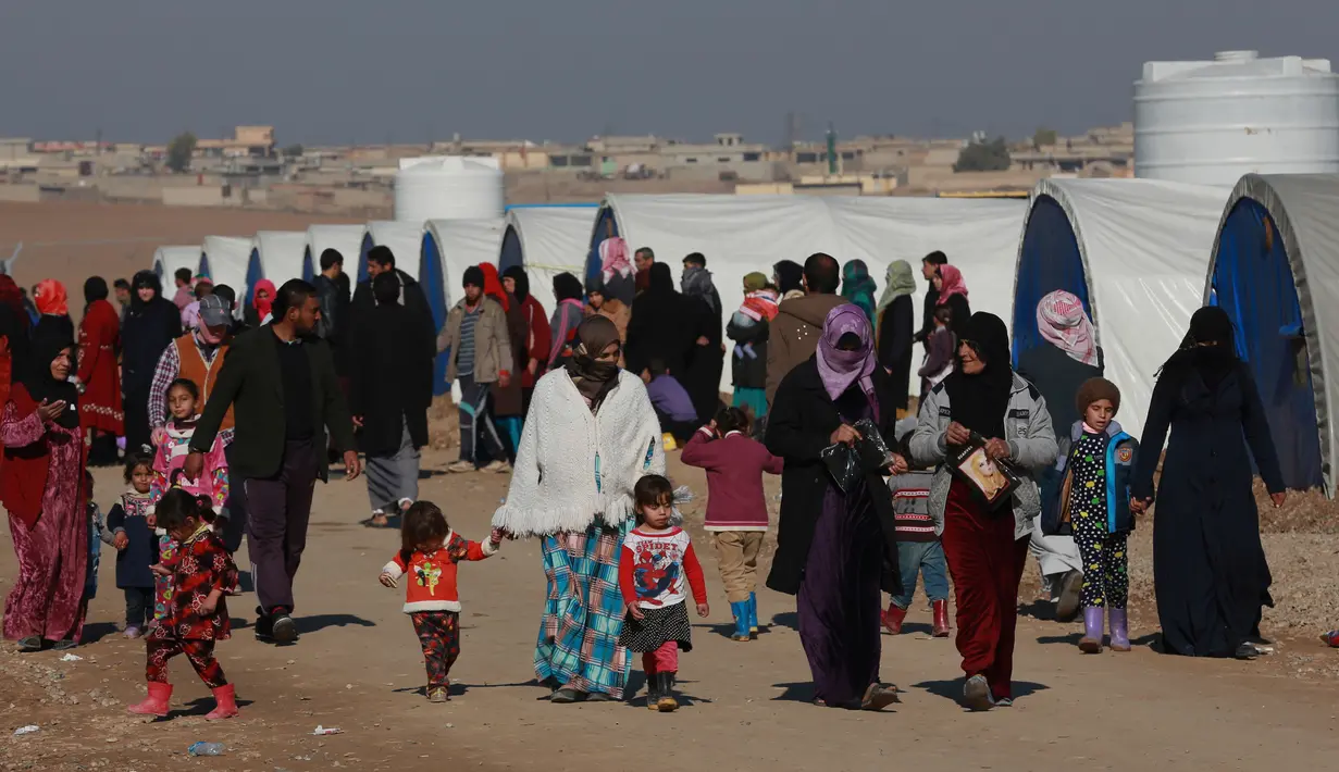 Sejumlah warga yang melarikan diri dari pertempuran antara pasukan Irak melawan kelompok militan ISIS beraktivitas di kamp pengungsian Sewdinan, Khazer, Irak, 3 Januari 2017. (AP Photo / Khalid Mohammed)
