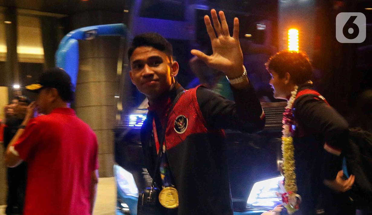 Pemain timnas Indonesia U-22, Marcelino Ferdinand membalas sambutan suporter saat tiba di salah satu hotel di Jakarta, Kamis (18/5/2023). (Liputan6.com/Herman Zakharia)