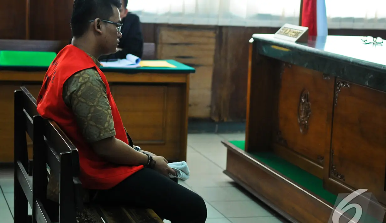 Ahmad Imam Al-Hafitd duduk lesu dalam sidang lanjutan mendengarkan tanggapan jaksa di Pengadilan Negeri Jakarta Pusat, Selasa (18/11/2014). (Liputan6.com/Faisal R Syam)