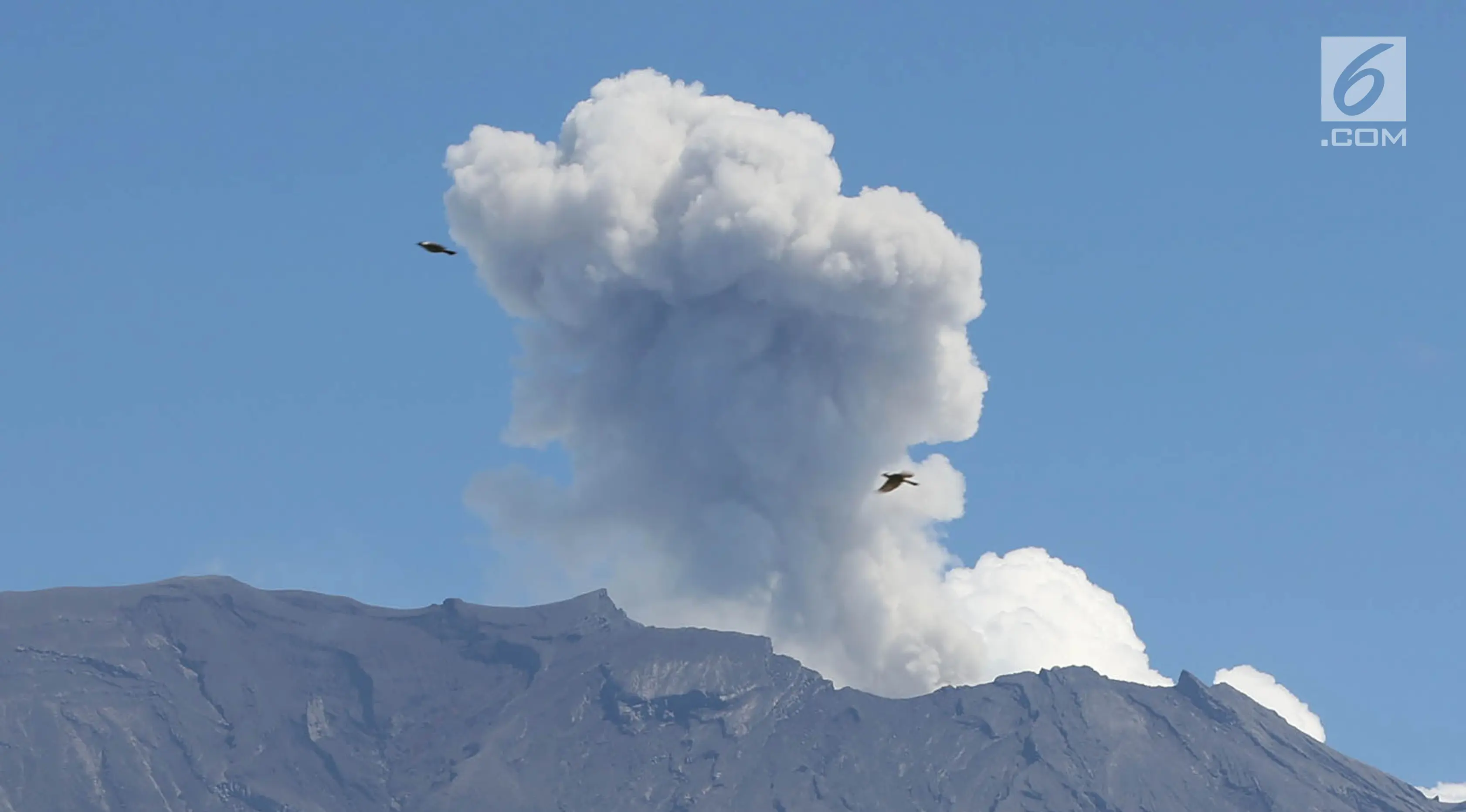 Pemandangan Gunung Agung yang bererupsi mengembuskan asap bercampur abu vulkanik terlihat dari kawasan Sidemen, Karangasem, Bali, Jumat (8/12). (Liputan6.com/Immanuel Antonius)