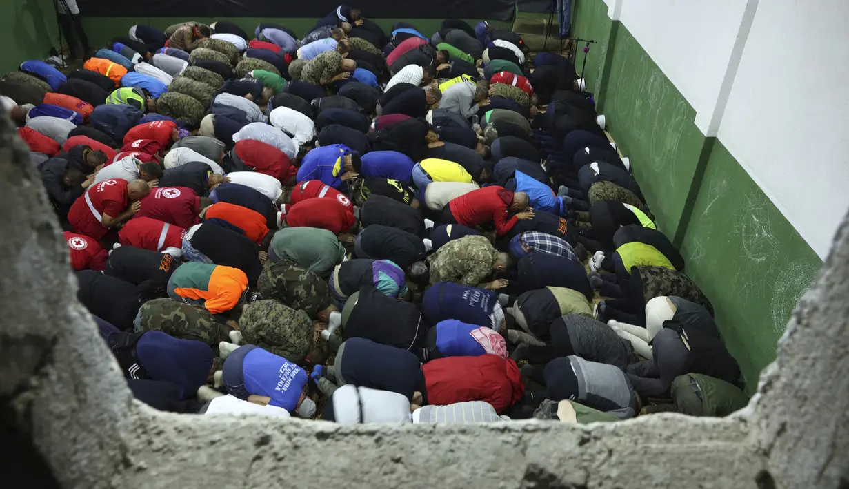 Umat muslim yang sedang berjalan dalam pawai damai untuk mengenang genosida Srebrenica 1995 melaksanakan salat Idul Adha dekat lokasi kuburan massal ditemukan di Liplje, Bosnia, 9 Juli 2022. Umat muslim seluruh dunia merayakan Idul Adha atau Hari Raya Kurban untuk memperingati kesediaan Nabi Ibrahim mengorbankan putranya. (AP Photo/Armin Durgut)