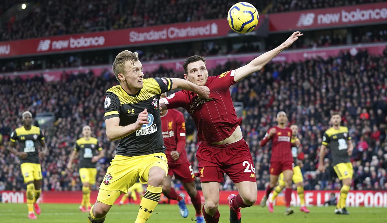 Bek Liverpool, Andrew Robertson berebut bola dengan gelandang Southampton, James Ward-Prowse pada pertandingan lanjutan Liga Inggris di Stadion Anfield, Sabtu (1/2/2020). Liverpool menang telak 4-0 atas Southampton. (AP Photo/Jon Super)
