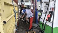 Petugas mengisi bahan bakar jenis Biosolar pada kendaraan di SPBU Pertamina di Jakarta, Rabu (17/2/2021). Pemerintah terus berupaya menekan impor bahan bakar minyak, di antaranya melalui program mandatori biodiesel yang ditingkatkan menjadi B30 sejak awal tahun lalu. (merdeka.com/Iqbal S. Nugroho)