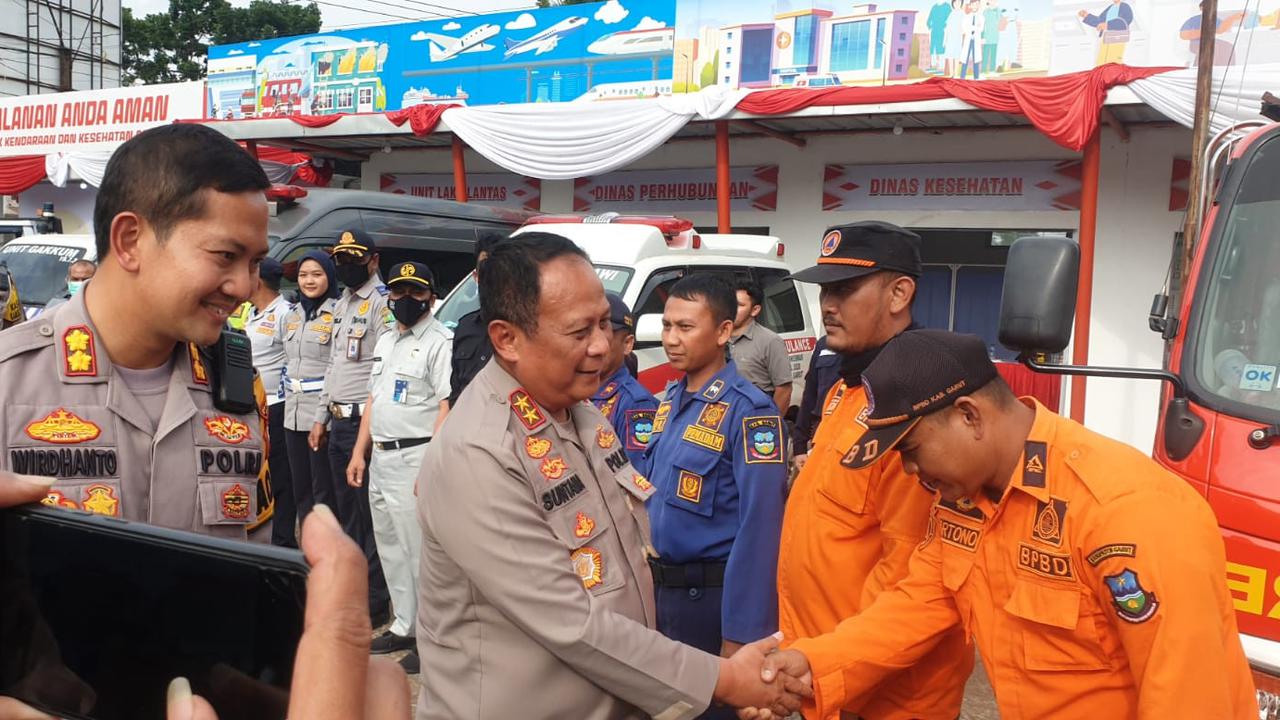 Kapolda Jawa Barat Irjen Pol. Suntana menyalami para petugas jaga gabungan dari berbagai instansi dalam pengamanan Natal dan Tahun Baru (Nataru) 2023 di Pospam Terpadu Limbangan, Garut. (Liputan6.com/Jayadi Supriadin)