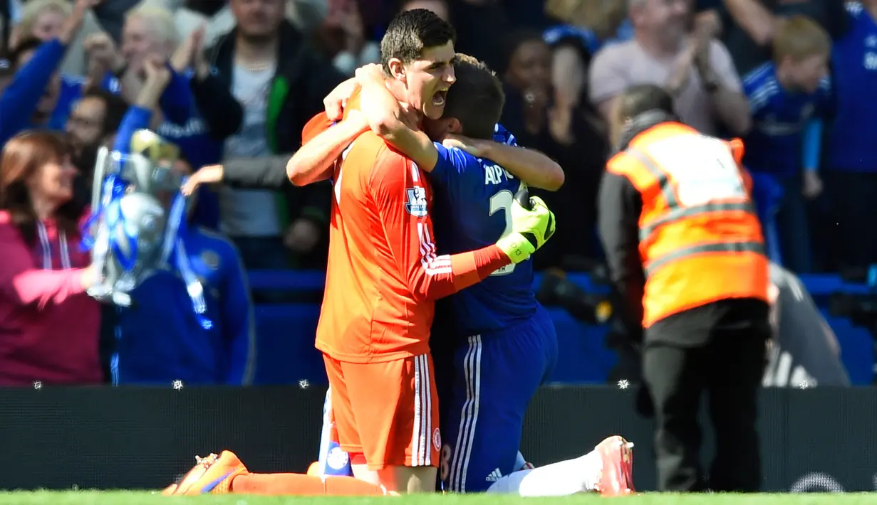 Kiper Chelsea Thibaut Courtois (kiri) dan Cesar Azpilicueta merayakan gelar juara Liga Premier Inggris 2014/2015 di Stamford Bridge, Inggris, (3/5/2015). Hingga pekan ke-35 poin Chelsea tidak terkejar lagi. (Reuters/Dylan Martinez) 