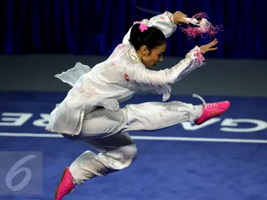 Atlet wushu Indonesia, Lindswell Kwok saat tampil di nomor pedang Taiji Jian SEA Games 2015 di SingaporeExpo, Singapura, Senin (8/6/2015). Lindswell Kwok berhasil meraih medali emas setelah mengumpulkan 9.73 poin. (Liputan6.com/Helmi Fithriansyah)