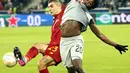 <p>Bek AS Roma Gianluca Mancini (Kiri) dan penyerang RB Salzburg Sekou Koita berebut bola pada leg pertama playoff babak 16 besar Liga Europa di Red Bull Arena, Salzburg, Jumat (17/2/2023) dini hari WIB. Laga tampak akan berakhir tanpa gol, sampai akhirnya Nicolas Capaldo dari Salzburg memecah kebuntuan di ujung laga (88'). (KRUGFOTO / APA / AFP)</p>