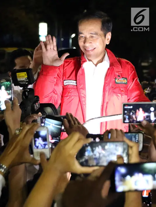 Calon Presiden RI Petahana, Joko Widodo bersama Cawapres Ma’ruf Amin menyapa pendukungnya saat berada di atas jeep menuju gedung KPU dari Tugu Proklamasi, Jakarta, Jumat (21/9). (Liputan6.com/Helmi Fithriansyah)