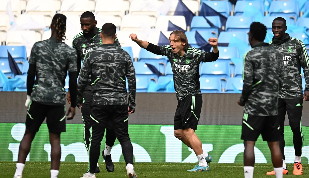 Para pemain Real Madrid mengambil bagian dalam sesi latihan tim di Stadion Etihad di Manchester, barat laut Inggris pada 16 Mei 2023. (AFP/Oli Scarff)
