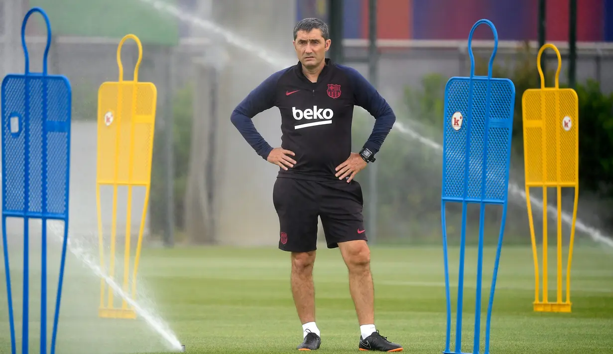 Pelatih Barcelona Ernesto Valverde saat menghadiri sesi latihan pramusim di Joan Gamper, Sant Joan Despi, Spanyol, 17 Juli 2019. Pelatih berusia 55 tahun ini kehilangan jabatannya sebagai pelatih Barcelona meski catatannya tak buruk-buruk amat. (GEN LLUIS/AFP)