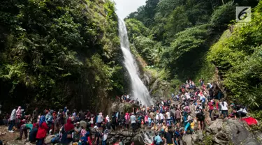 Sejumlah wisatawan menikmati air terjun di Kabupaten Karawang, Jabar, Kamis (29/6). Wisatawan memanfaatkan liburan Lebaran untuk mengunjungi tempat wisata bersama keluarga. (Liputan6.com/Gempur M Surya)