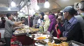 Pengunjung memilih ragam kuliner khas Minangkabau dalam Festival Sumarak 2024 di Blok M Square, Jakarta, Sabtu (18/5/2024). (merdeka.com/Imam Buhori)