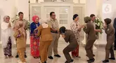 Gubernur Jakarta Pramono Anung (kedua kanan) bersama Wakil Gubernur Jakarta Rano Karno (tengah) bersalaman dengan para pegawai pemerintahan di lingkungan Balai Kota Jakarta, Selasa (8/4/2025). (Liputan6.com/Herman Zakharia)