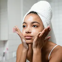 Membersihkan wajah di malam hari bertujuan untuk mengangkat kotoran, minyak berlebih, dan sisa makeup yang menempel sepanjang hari (Sumber: Pexels.com)