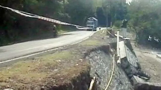 Tanggul Penahan Ombak di Situbondo Ambrol