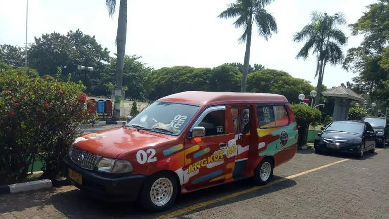 Angkutan kota trayek 02 rute Pondok Gede – Bekasi, menjadi pilot project sebelum fasilitas AC diaplikasikan pada semua angkot di Bekasi, Jawa Barat. (Liputan6.com/Ilyas Istianur P)